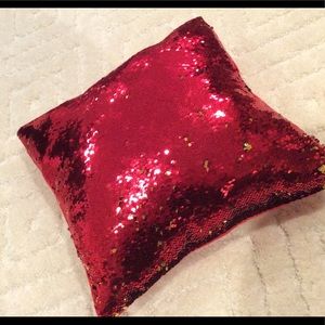 🚨 FREE with purchase, red/gold sequin cushion